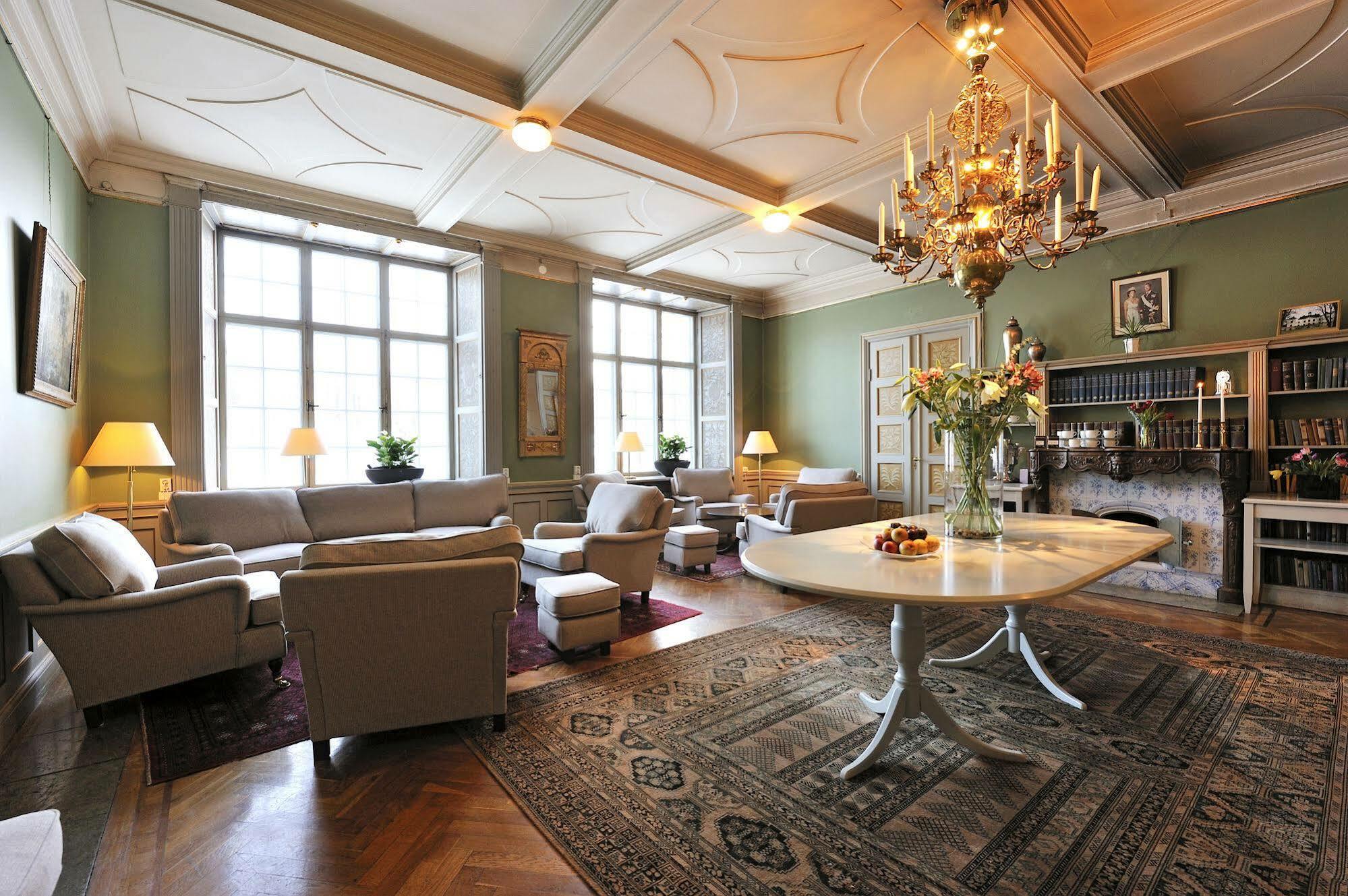 Hotel Naesby Slott Täby Esterno foto